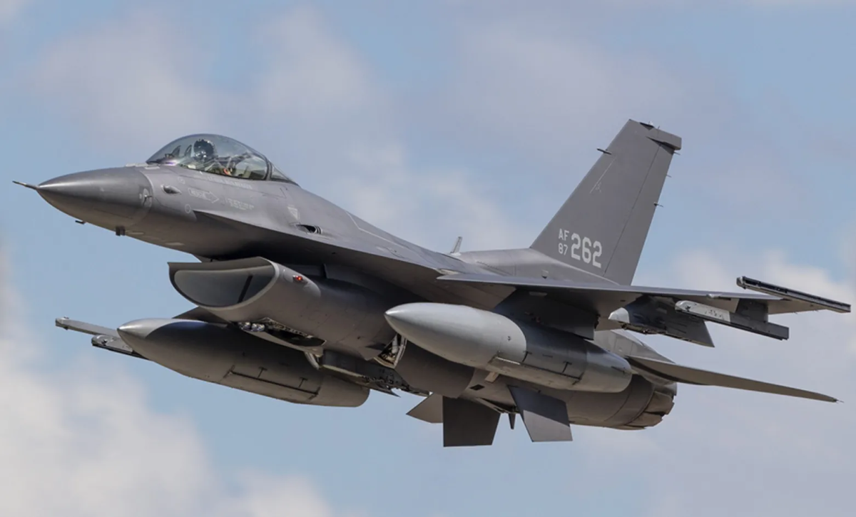 WSJ: ABD'li yetkililer F-16'lara hizmet için Ukrayna'ya Amerikalı göndermekten vazgeçti