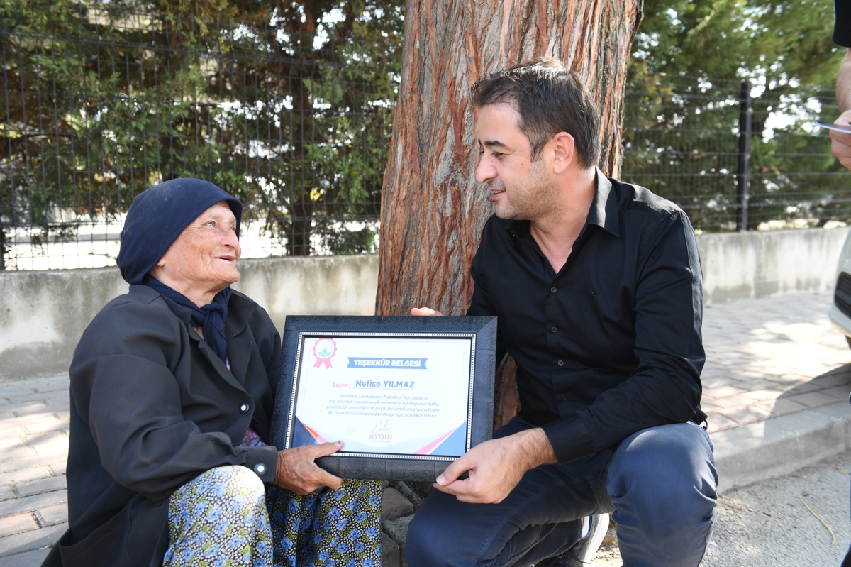 &Prime;Mahallemizi Birlikte Temizliyoruz&Prime; projesine katılan Nefise Yılmaz'a teşekkür plaketi