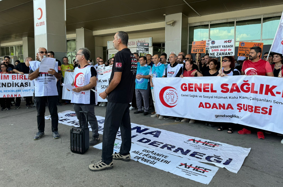 Aile hekimleri Adana'da meslektaşlarına yapılan şiddeti kınamak için toplandı