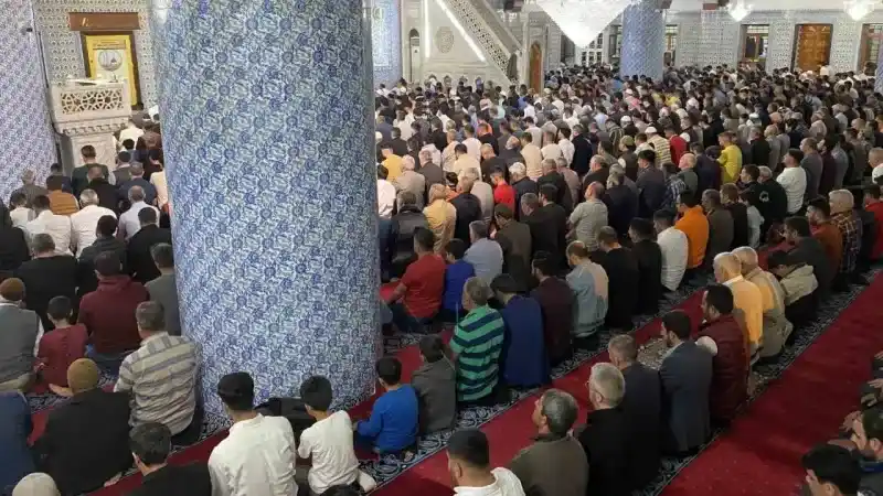 Şanlıurfa’da Mevlid Kandili Coşkusu: Vatandaşlar Camilere Akın Etti
