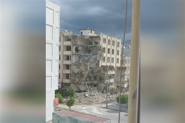 Hatay'da kontrollü yıkım sırasında faciadan dönüldü