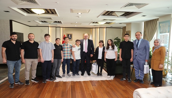Başkan Gülpınar Başarılı Öğrencileri Kutladı