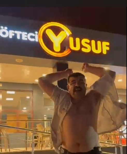Şanlıurfalı Sosyal Medya Fenomeninden Köfteci Yusuf'a Destek Şovu