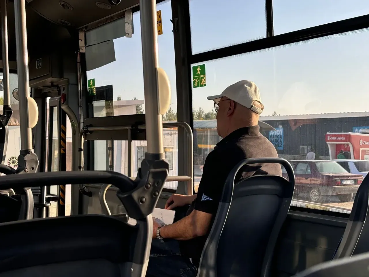 Şanlıurfa'da Öğrencilerin Sorunlarını Otobüste Dinledi