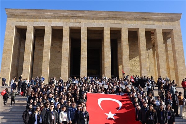 Bursalı 550 genç Anıtkabir'i ziyaret etti