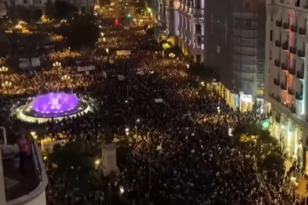 İspanya'da sel felaketinin ardından binlerce kişi yetkilileri protesto etti
