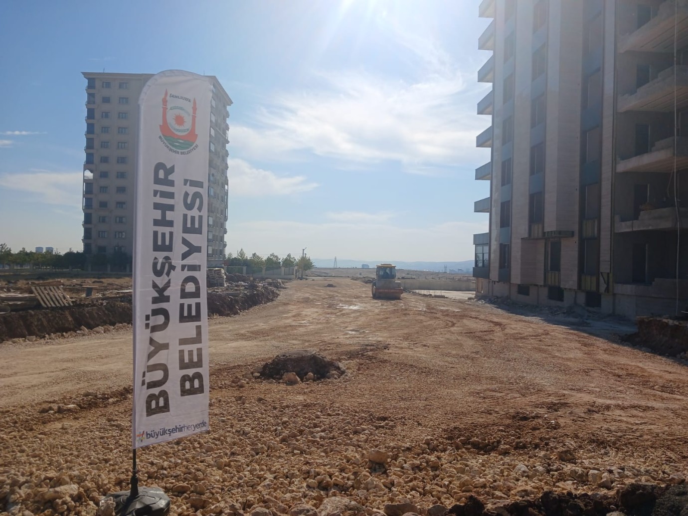 : BÜYÜKŞEHİR’DEN AYNI ANDA FARKLI İLÇELERDE YOL ATAĞI SÜRÜYOR