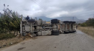 Şanlıurfa’da Pamuk Yüklü Kamyon Devrildi