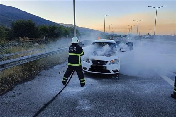 Payas-Dörtyol otoyolunda araç yangını kısa sürede söndürüldü