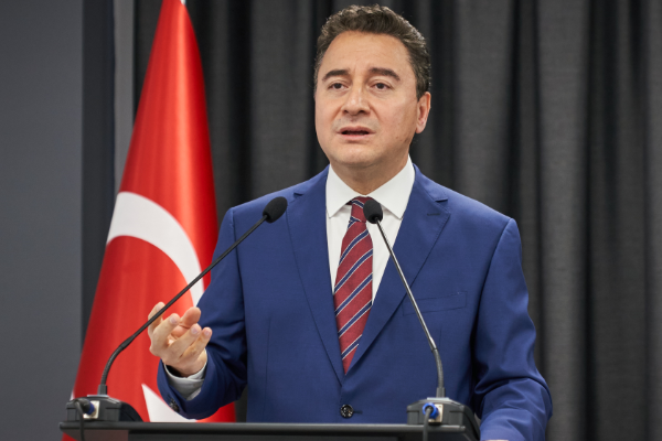 Babacan: Gençleri tutuklamak, Gazze için ses çıkaranlara gözdağı vermektir