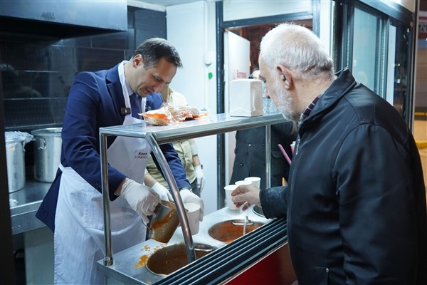 Başkan Eşki, çorba dağıtımında vatandaşlarla buluştu