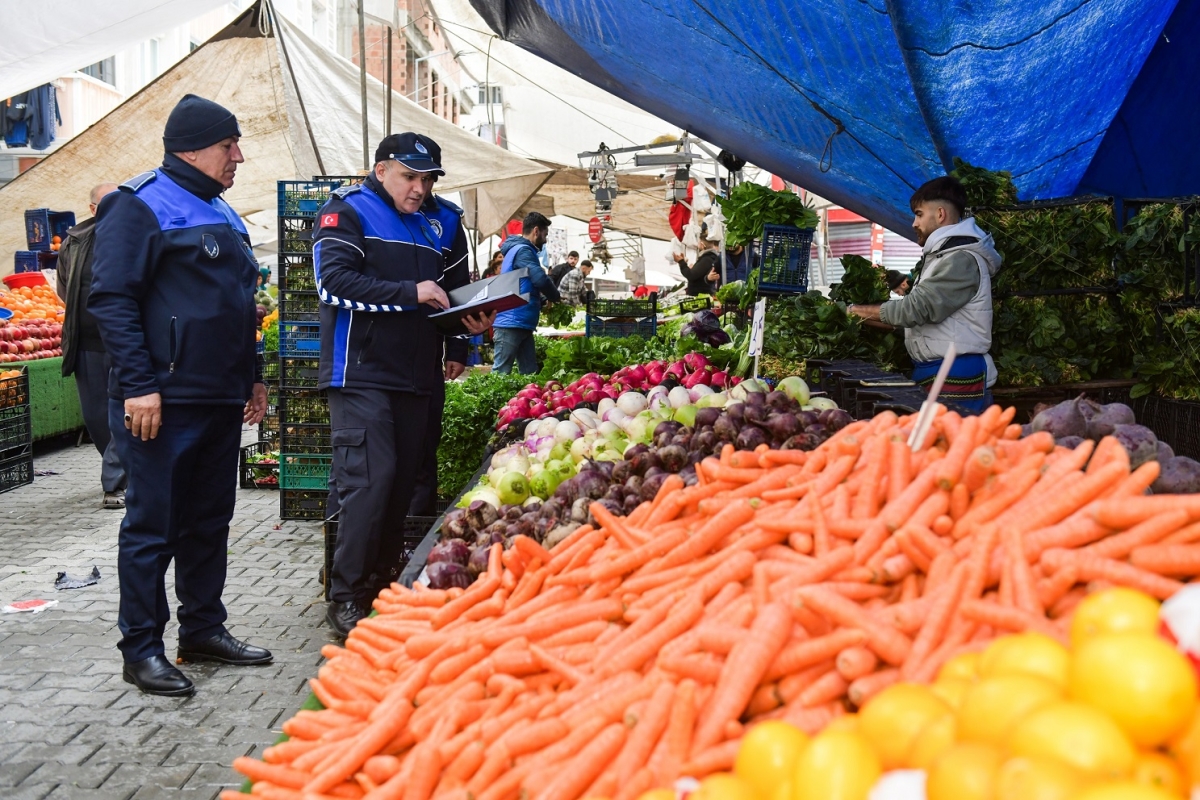 Esenyurt'ta zabıtadan pazar denetimi