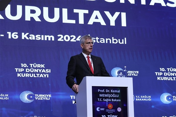 Bakan Memişoğlu, Balıkesir'deki okul servisi kazasında yaralanan öğrencileri ziyaret etti