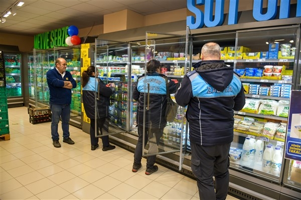 Esenyurt zabıta ekipleri, market denetimlerini sürdürüyor