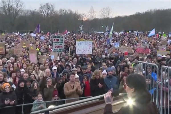 Almaya'da on binlerce kişi Hristiyan Demokratları protesto etti
