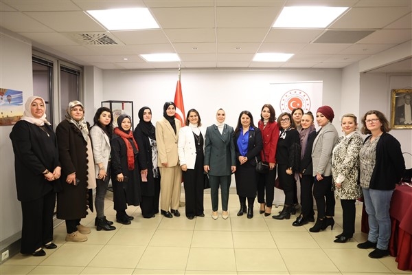 Bakan Göktaş, Fransa'daki Türk vatandaşlarıyla buluştu