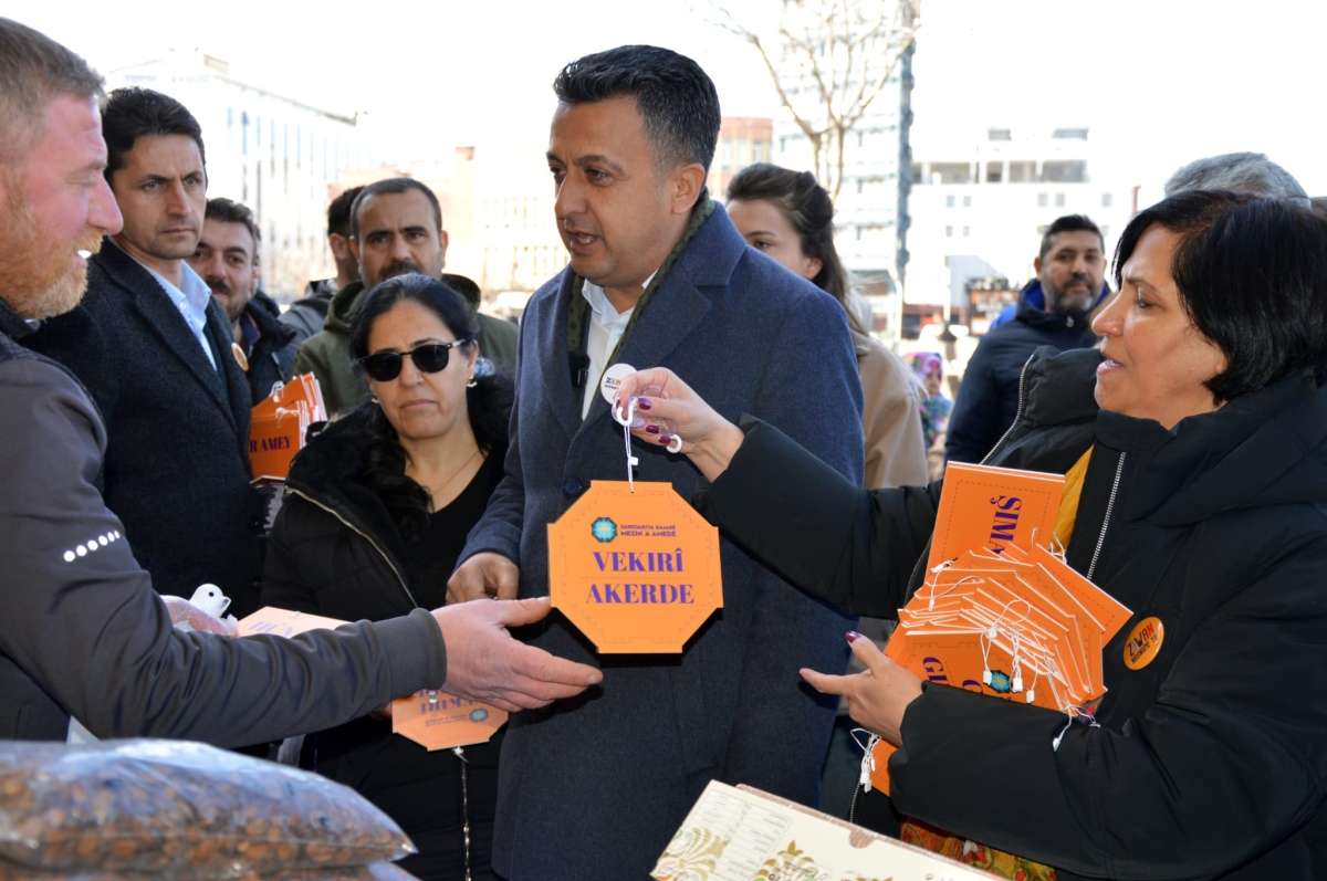 Diyarbakır Büyükşehir Belediyesi, esnafa Kürtçe yazılı kapı tabelaları dağıttı