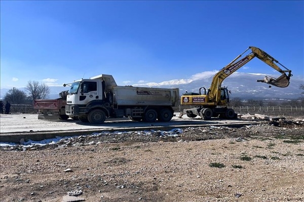 İnegöl'de tarım arazisine yapılan kaçak yapı yıkıldı