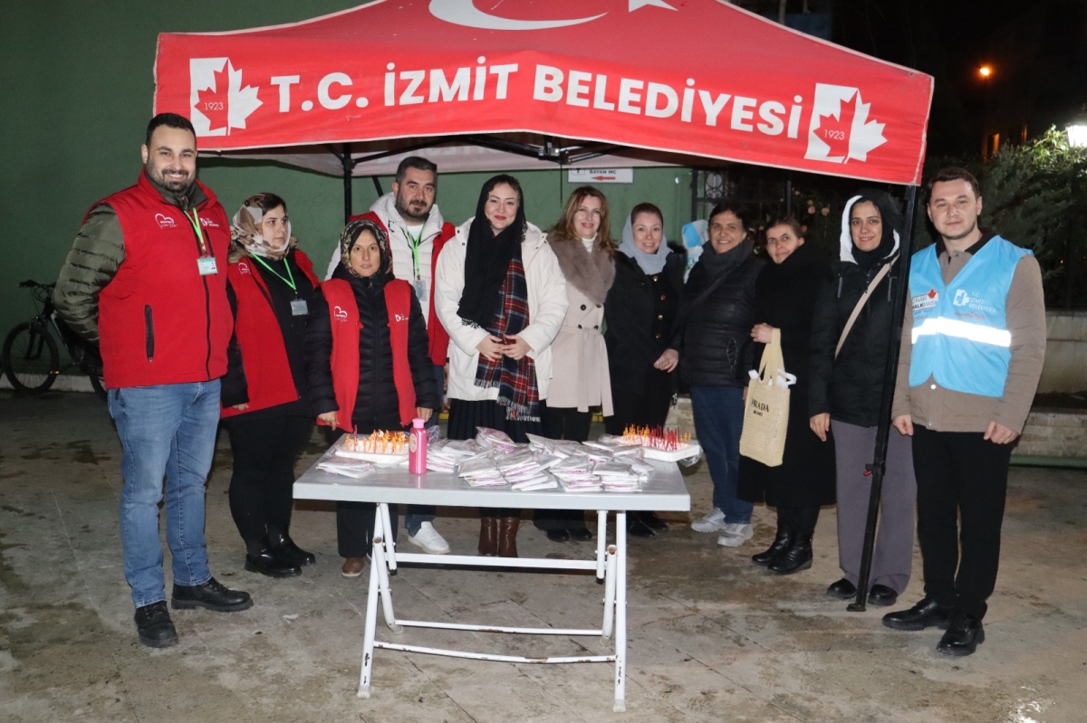 İzmit Belediyesi, Kadıköy Yeşil Cami’nde teravih çıkışı cemaat ile buluştu