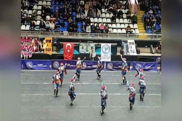 Edremit Belediyesi Halk Oyunları Ekibi il birincisi oldu