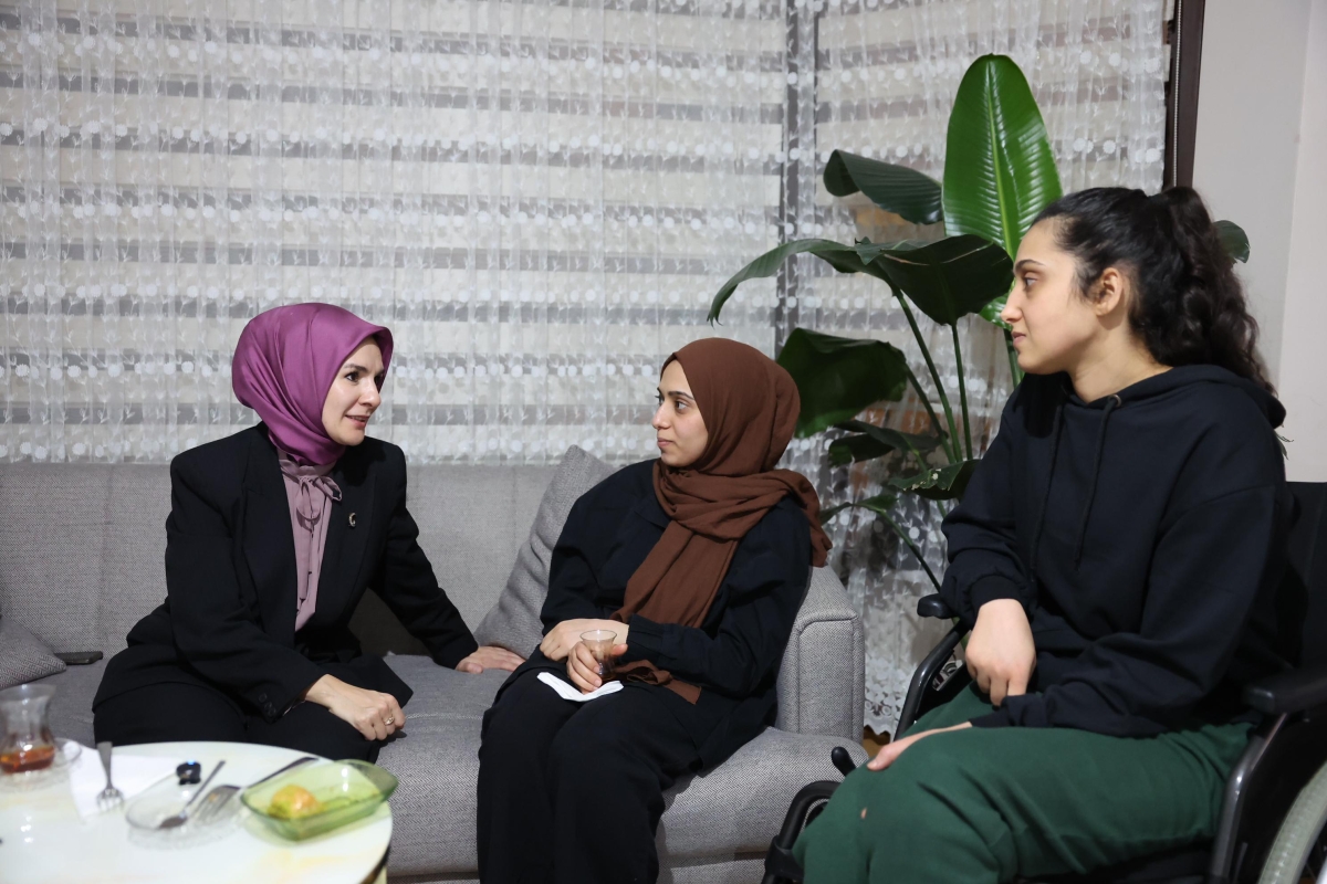 Bakan Göktaş, depremzede Sınırgeç ailesinin iftar sofrasına konuk oldu