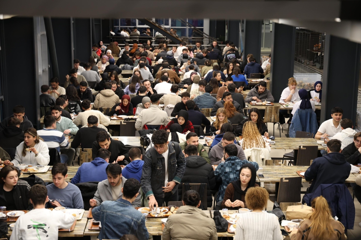Düzce Üniversitesi öğrencilerinin iftar yemeklerine destek