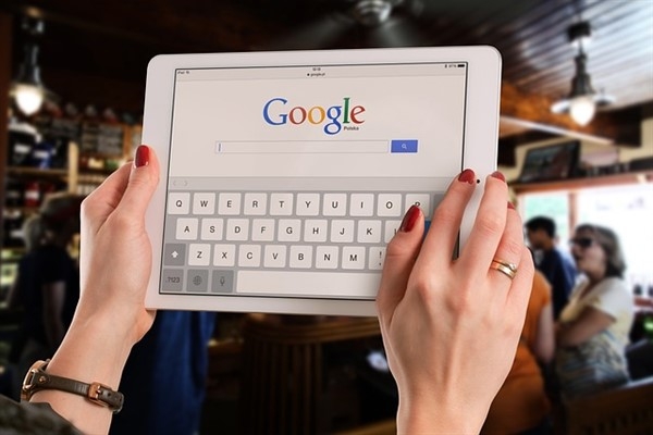 AB, Google ve Apple'ı, Trump'la çatışma riskine karşın kuralları ihlal etmekle suçladı