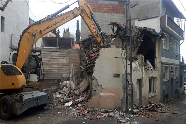 Osmangazi'de metruk binalar için yıkım işlemi gerçekleştirildi
