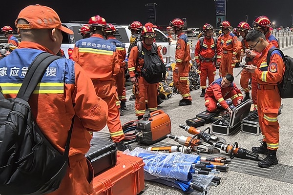 Çinli ekip, Myanmar'da enkaz altından bir kişiyi sağ kurtardı