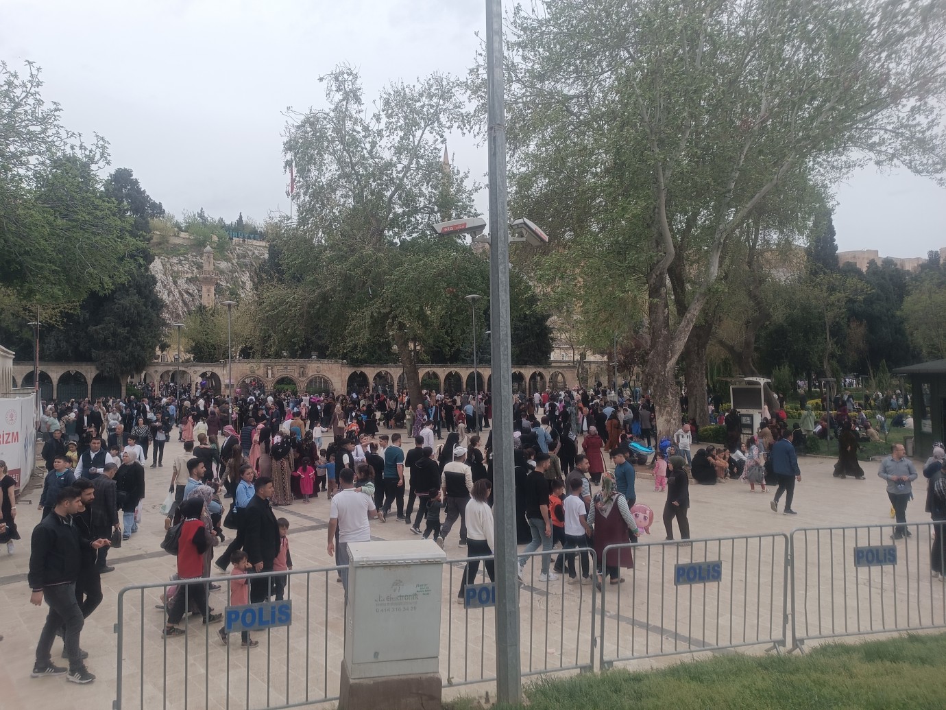 Balıklıgöl ve Dergâh Camii Ziyaretçi Akınına Uğradı