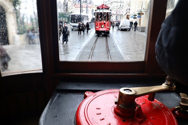 Volkan Konak, nostaljik tramvayda şarkılarıyla anılıyor