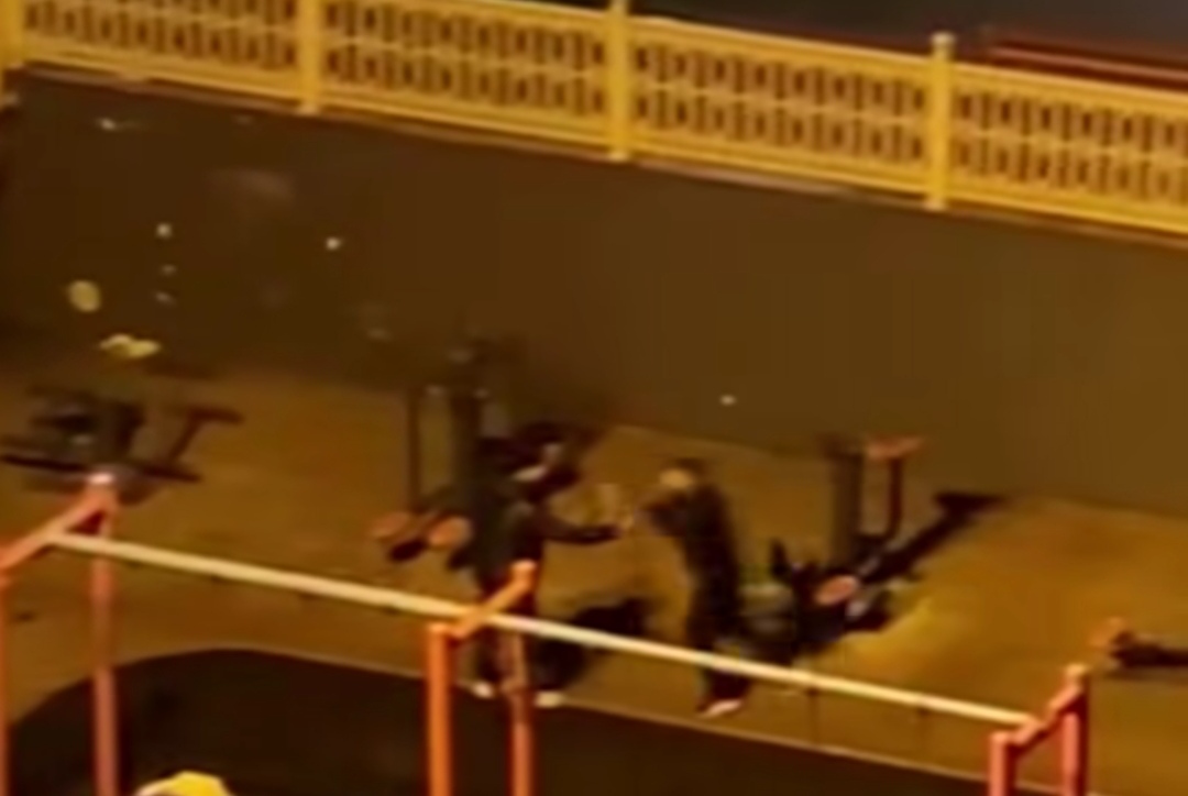  Çocuk Parkında Tekmeli Yumruklu Kavga! Olay Kamerada