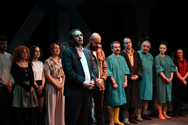 &Prime;İntiharın Genel Provası&Prime; prömiyerini yaptı