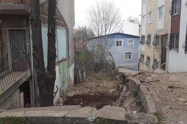 Osmangazi'de metruk binaların yıkım çalışmaları sürdürülüyor