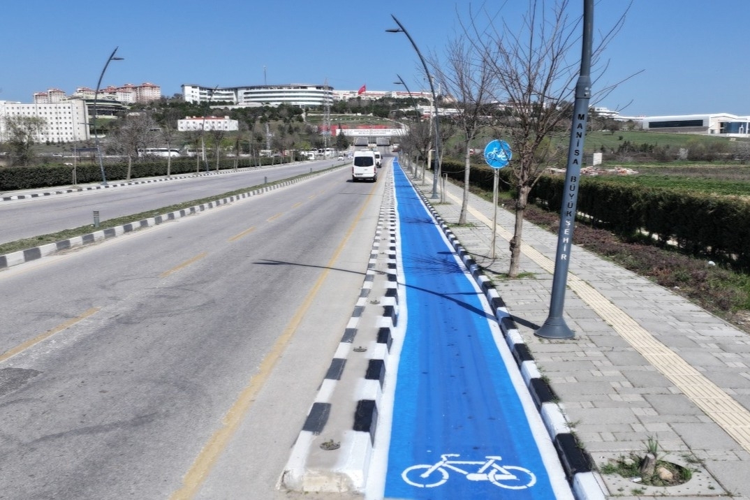 Manisa'da Kampüs yolundaki bisiklet yolu yenilendi