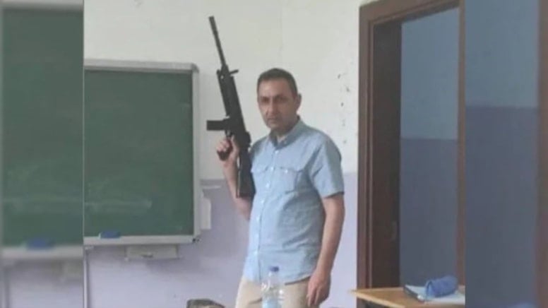 Okulda Skandal Tüfek Pozu! Yetkililer Harekete Geçti