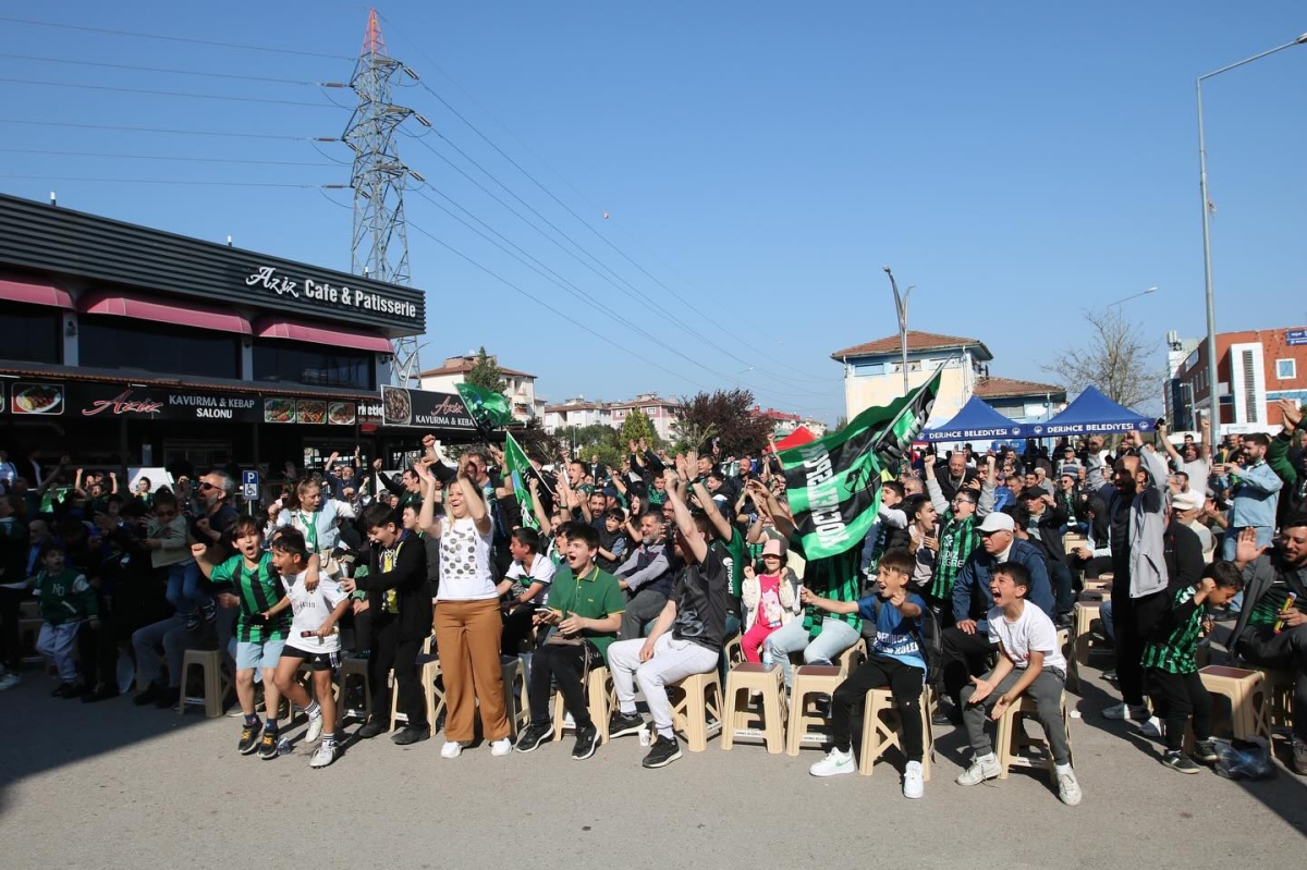 Derince'de Kocaelispor’un Esenler Erokspor ile oynadığı müsabaka dev ekrandan izlendi