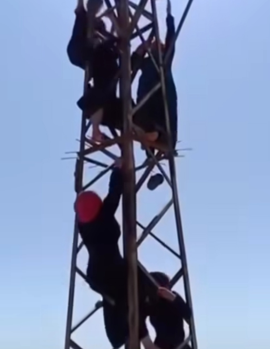 Mardin'de Köylülerden Elektrik Direğinde Direniş