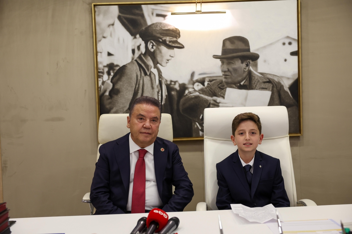 Antalya Büyükşehir Belediye Başkanı Böcek,23 Nisan dolayısıyla makamını Erdemir'e devretti