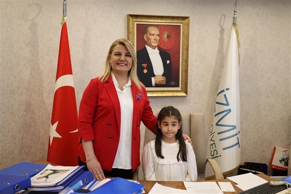 Başkan Hürriyet koltuğunu Defne Yıldırım’a devretti