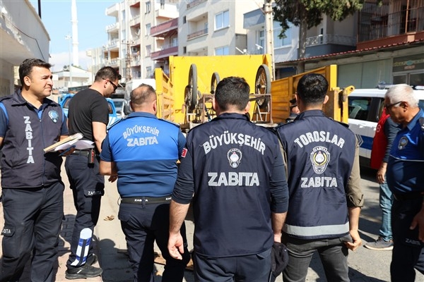 Toroslar’da zabıta ekipleri halk sağlığını tehdit eden ürünleri topladı