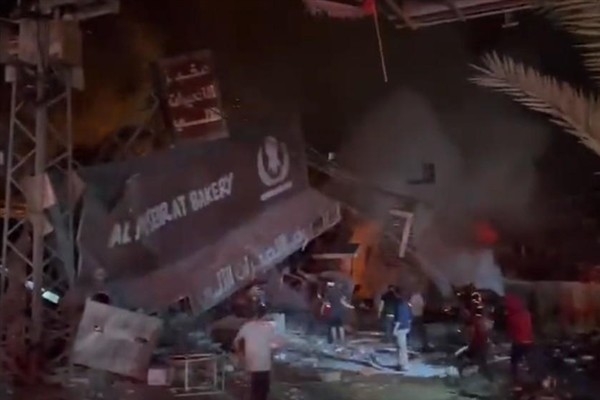 İsrail'in Gazze'deki restoran ve pazara düzenlediği saldırılarda 20 kişi öldü