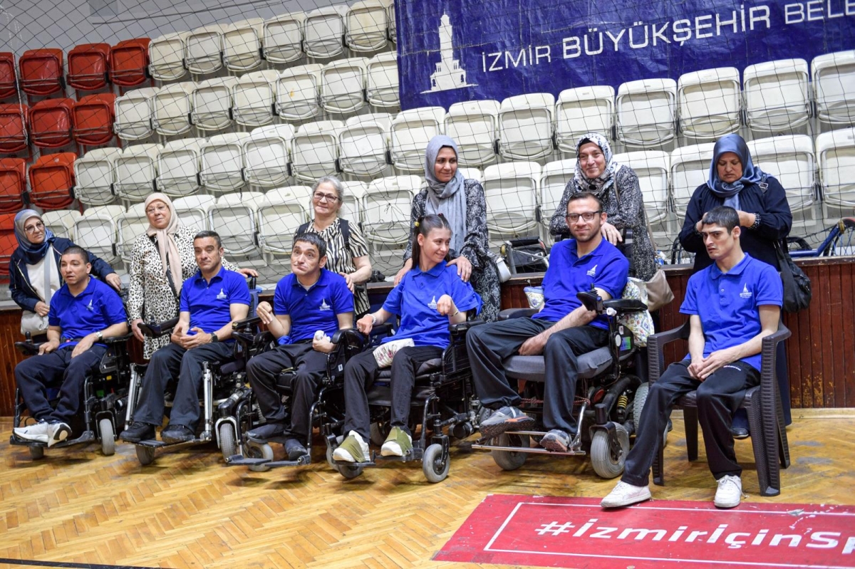 İzmir Büyükşehir Belediyesi'nden boccia takımı annelerine ziyaret