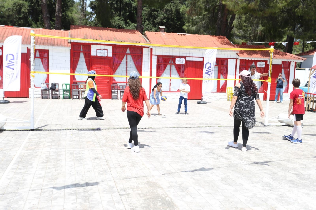 Kepez Belediyesi'nden Anne Çocuk Voleybol Festivali