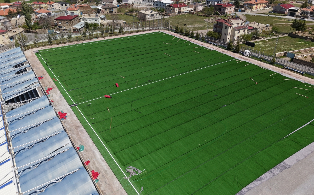 Başakpınar Spor Merkezi'nin çim sahası ile yedek ve sağlık kulübeleri yenileniyor