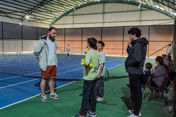 Karacabey Belediyesi Spor Tesisleri'nde minik raketler sahne aldı
