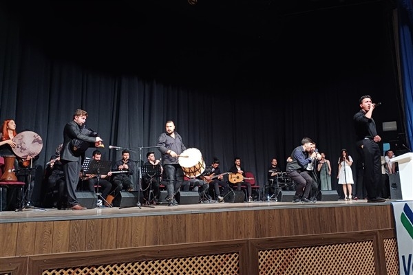 Fırat Üniversitesi'nde VETAKORT Müzik ve Halk Oyunları gösterisi sahnelendi