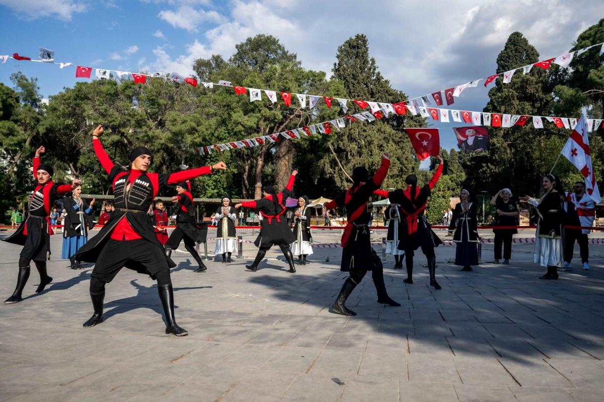 Bornova Halk Dansları Festivali dört ülkenin katılımıyla başladı