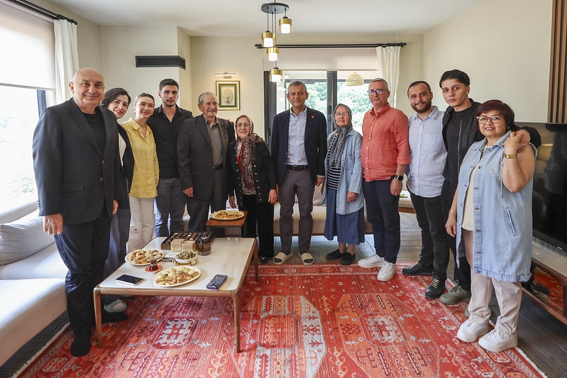 CHP Genel Başkanı Özel'den İBB Özel Kalem Müdürü Kasapoğlu’nun ailesine ziyaret