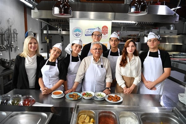 Başkan Büyükkılıç, gençlerle mutfakta çorba pişirdi